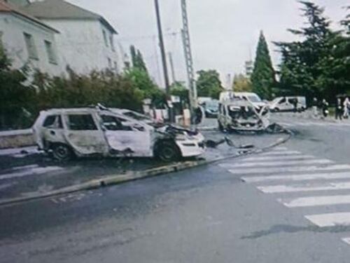 Parigi, molotov contro auto gravissimi due agenti