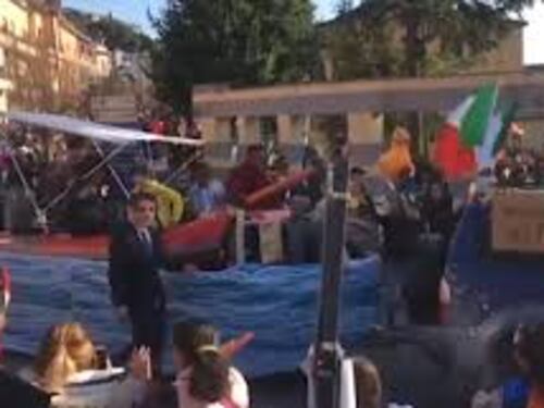 Carro con i migranti e scritte "no pago affitto": bufera sul carnevale di Formello