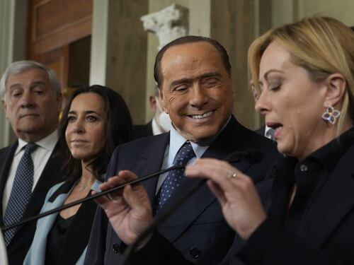 Berlusconi chiama Meloni e Salvini: “La telefonata più bella”