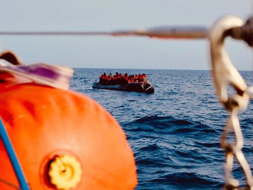 Dimezzato il numero degli immigrati sbarcati in Italia. E salgono i rimpatri