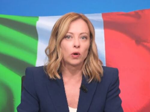 Meloni smonta il castello della sinistra: "Mi vogliono massacrata e a testa in giù"