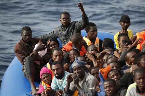 Libia, affonda un barcone. "Corpi divorati dagli squali"