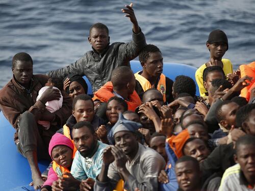 Libia, affonda un barcone. "Corpi divorati dagli squali"