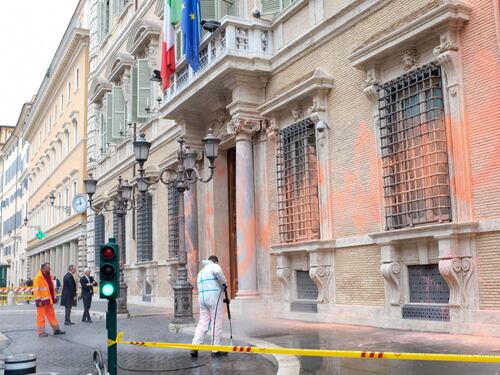 Senato, gli ambientalisti imbrattano Palazzo Madama. Arresti e condanna politica