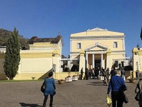 Scambiate le tombe dei figli al cimitero? Piangeteli a casa