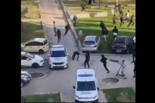 Parigi, i musulmani attaccano la polizia in strada: così festeggiano la fine del Ramadan