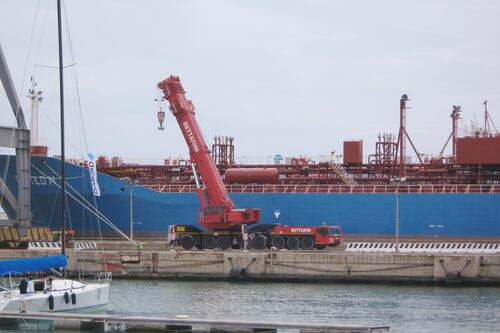 Esplode un serbatoio al porto di Livorno, due morti e un ferito grave