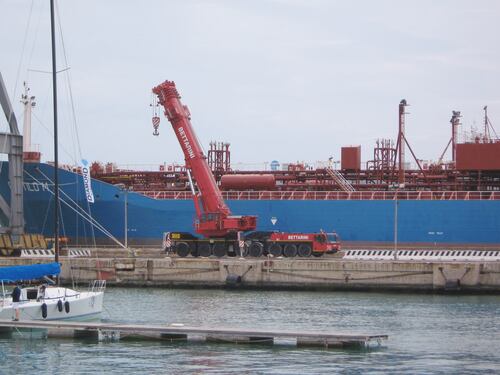 Esplode un serbatoio al porto di Livorno, due morti e un ferito grave