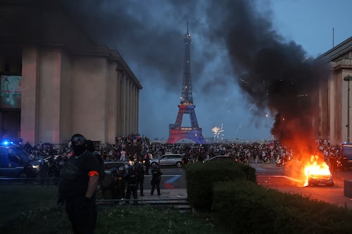 Francia, violenza e saccheggi: Parigi a ferro e fuoco da immigrati e seconde generazioni