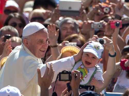 Il Papa tuona contro chi rende schiavi i bambini