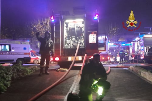 Roma, automobili a fuoco. Sgomberato lo stabile