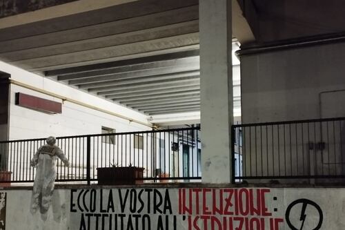 Striscioni e manichini impiccati, protesta choc di Blocco studentesco tra licei e Ministero