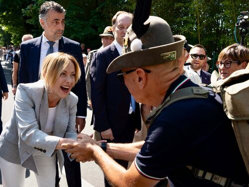 Meloni dagli alpini: "Un po' di sano orgoglio nazionale". E sui social è boom dopo la replica a Trump