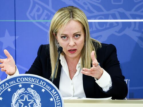 Migranti, Meloni critica i medici: "La decisione sugli sbarchi è bizzarra"