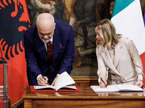 Migranti, come funziona il patto con l'Albania. Meloni: può diventare un modello