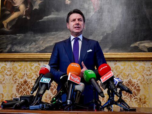 Conte cerca una fuga. L'Italia è in recessione e il premier sogna il boom