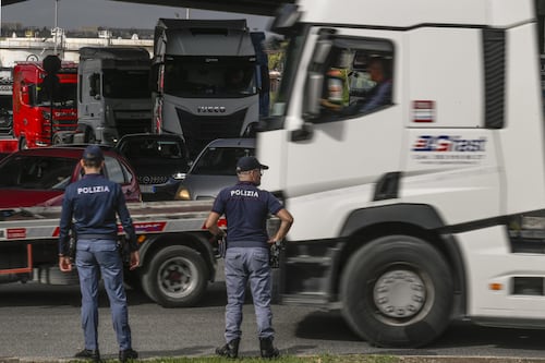 Meloni contro i piromani. Oltre mezzo miliardo per gli autotrasportatori
