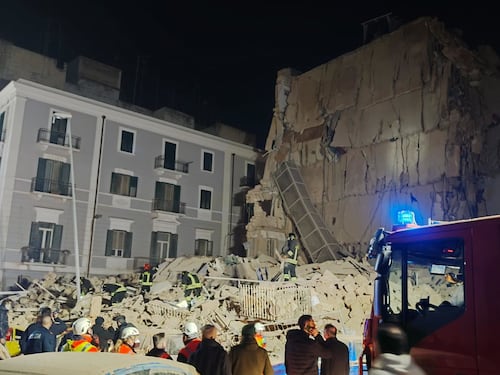 Bari, crolla una palazzina. Anziana sotto la macerie: ricerche senza sosta