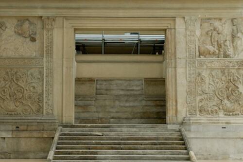 Roma, “solo delle riproduzioni moderne”. Sequestrate le opere di una mostra all’Ara Pacis