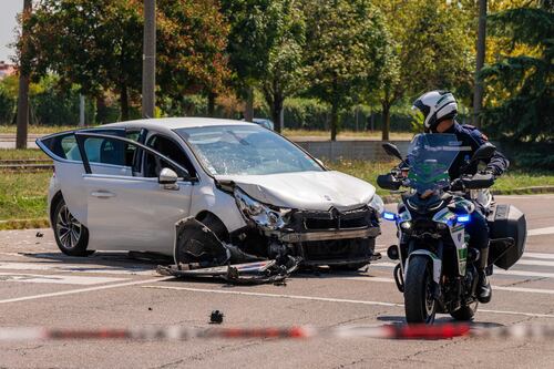 Milano, travolta da un'auto rubata: a bordo "quattro ragazzini". FdI: periferie allo sbando