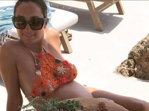Caterina Balivo in foto col pancione al nono mese di gravidanza: "Non ho paura delle smagliature"