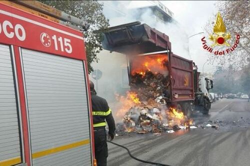 Mezzo dell'Ama in fiamme a Monteverde