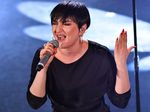 Arisa, calo improvviso sul palco. E resta senza voce
