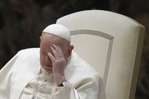 Papa Francesco ricoverato al Gemelli per la bronchite: "Accertamenti necessari". Cosa trapela