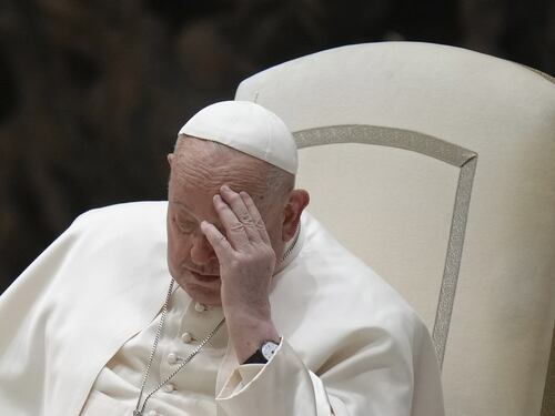 Papa Francesco ricoverato al Gemelli per la bronchite: "Accertamenti necessari". Cosa trapela