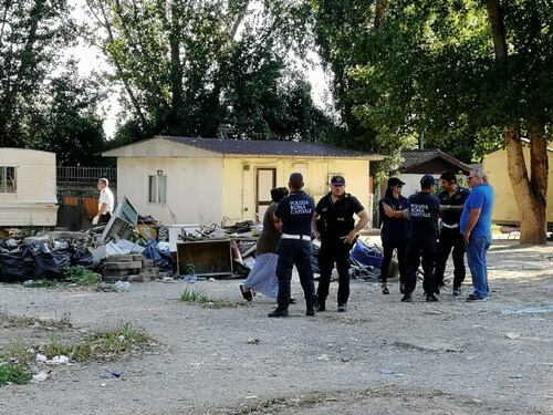 Materassi, rifiuti e grosse auto: i nomadi lasciano il Camping River