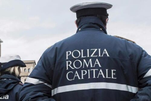 Parioli, travolge uno scooter e scappa. Caccia alla Smart pirata