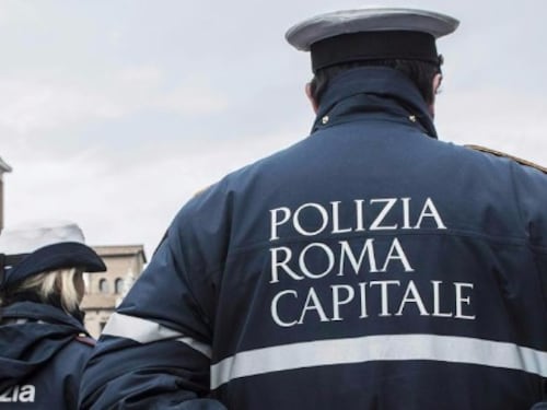 Parioli, travolge uno scooter e scappa. Caccia alla Smart pirata