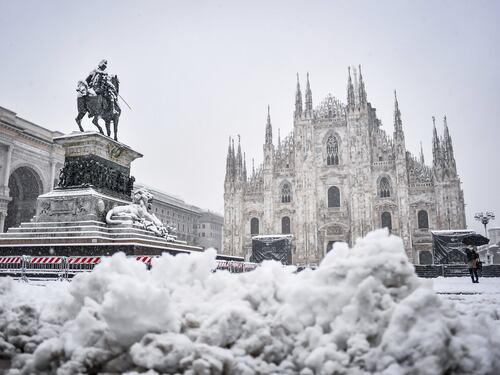 Neve sul nord Italia. A Milano donna travolta da un palo