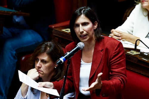 Ddl antisemitismo, l’ultimatum di Schlein: “O cambiano la norma o votiamo No”