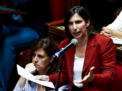 Ddl antisemitismo, l’ultimatum di Schlein: “O cambiano la norma o votiamo No”