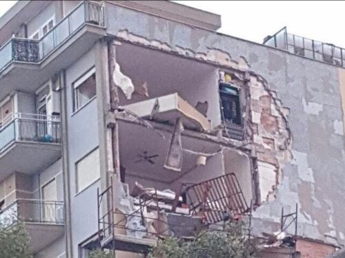 Palazzo sventrato, strade bloccate, gru cadute. La distruzione a Ladispoli e Cesano