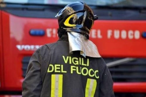 Una sigaretta sui rifiuti: incendio in un cortile di via del Corso. Evacuato il palazzo