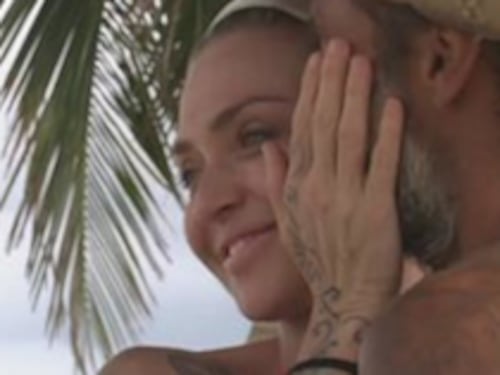 Paola Barale è ancora sull'Isola dei Famosi e Raz Degan spera