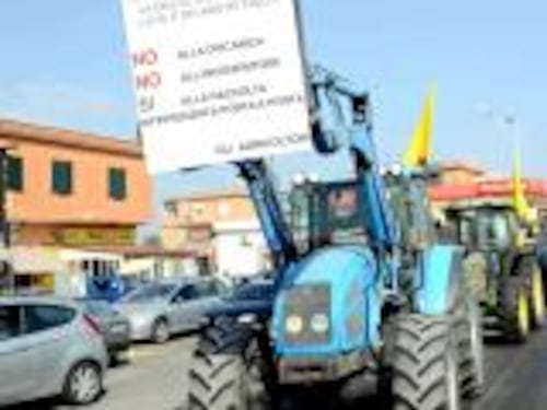 Trattori e mucche per la rivolta antidiscarica