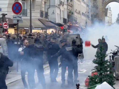 Parigi, tafferugli nel luogo della sparatoria. Esplode la rabbia dei curdi