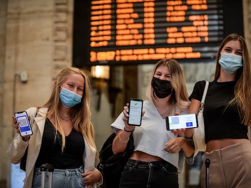 Controllo del green pass prima di salire sul treno. E biglietti in vendita sul bus