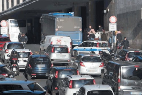 Roma, via Giolitti chiusa e a Termini è caos: la nuova viabilità causa file chilometriche