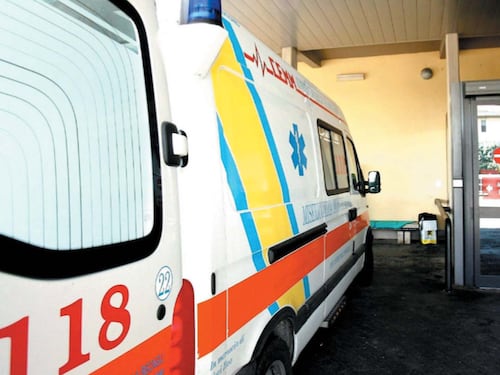 Furgone contro bus, conducenti feriti