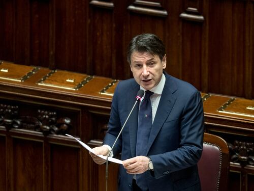 Conte in Aula alla Camera senza mascherina. Insorge l'opposizione e Fico sospende la seduta