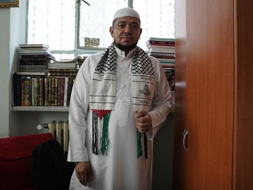 Il centrodestra insorge: "La sinistra difende un sostenitore di Hamas. Quell'Imam va espulso"
