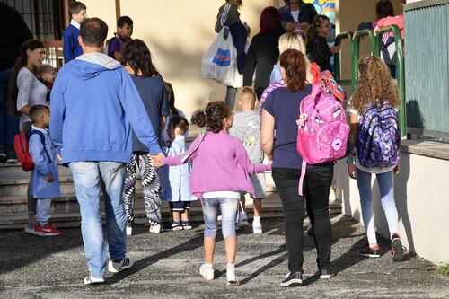 Minori di 14 anni accompagnati a scuola, genitori in rivolta
