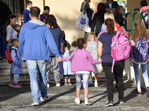 Minori di 14 anni accompagnati a scuola, genitori in rivolta