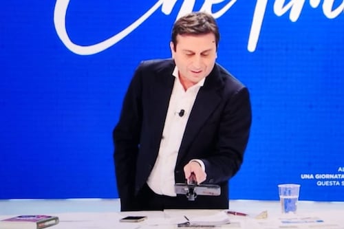 Parenzo nella vignetta del Fatto, replica in tv: "E poi nel Giorno della memoria..."