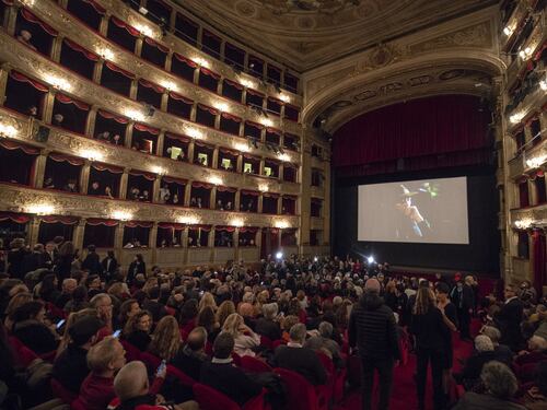 Il Teatro di Roma tenta la difesa ma FdI non molla la presa