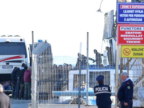 Migranti, primo rimpatrio dai centri in Albania: clandestino rispedito in Bangladesh